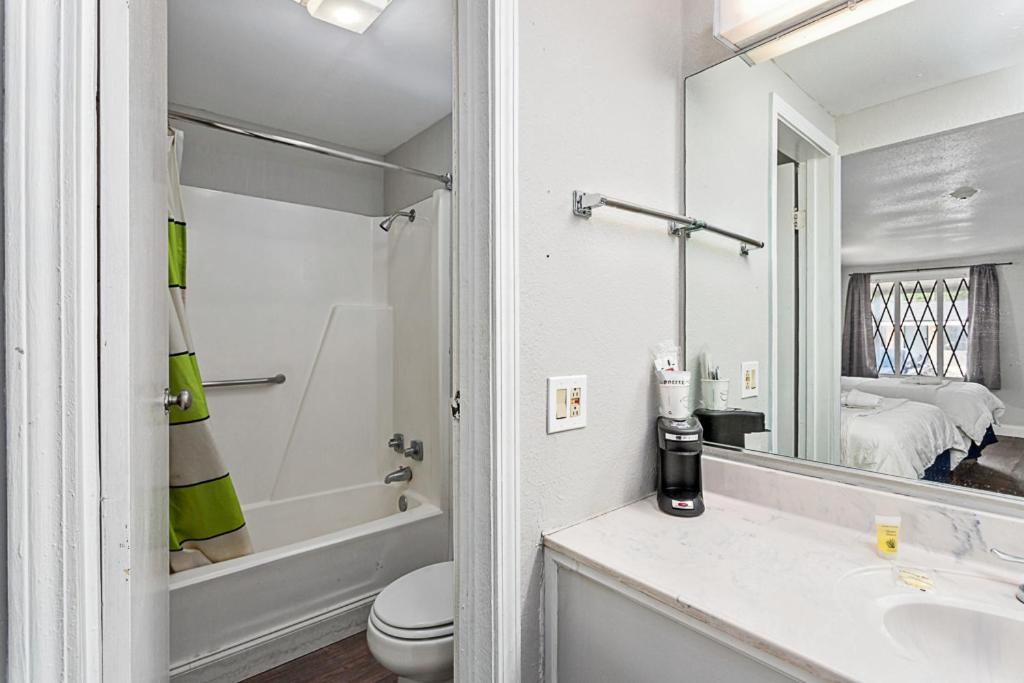 Golden Isles Inn & Suites Brunswick Buitenkant foto